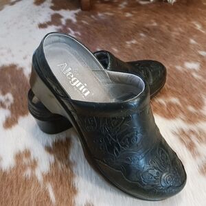 ALEGRIA Black Clogs sz 38